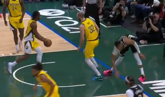 开云APP-看着挺严重啊！里弗斯：字母哥在一次扣篮后导致左膝过度伸展