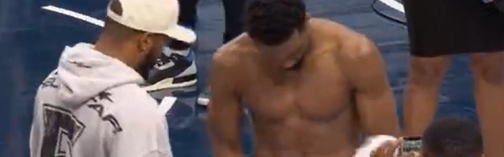 开云官网-一身腱子肉！米切尔赢球后心情大好 光膀子与NFL球星聊天