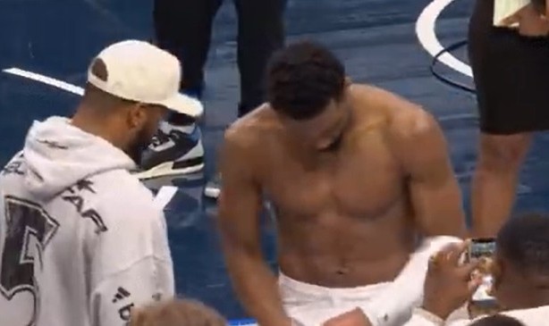 开云官网-一身腱子肉！米切尔赢球后心情大好 光膀子与NFL球星聊天