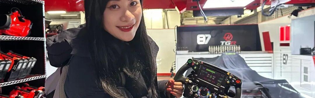 开云注册网址-记者亲历上赛场夜游：手握赛车方向盘，站上F1领奖台