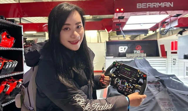 开云注册网址-记者亲历上赛场夜游：手握赛车方向盘，站上F1领奖台