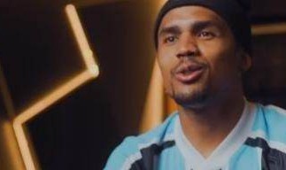 开云注册网址-薪水不止减半 道格拉斯·科斯塔回格雷米奥穿10号